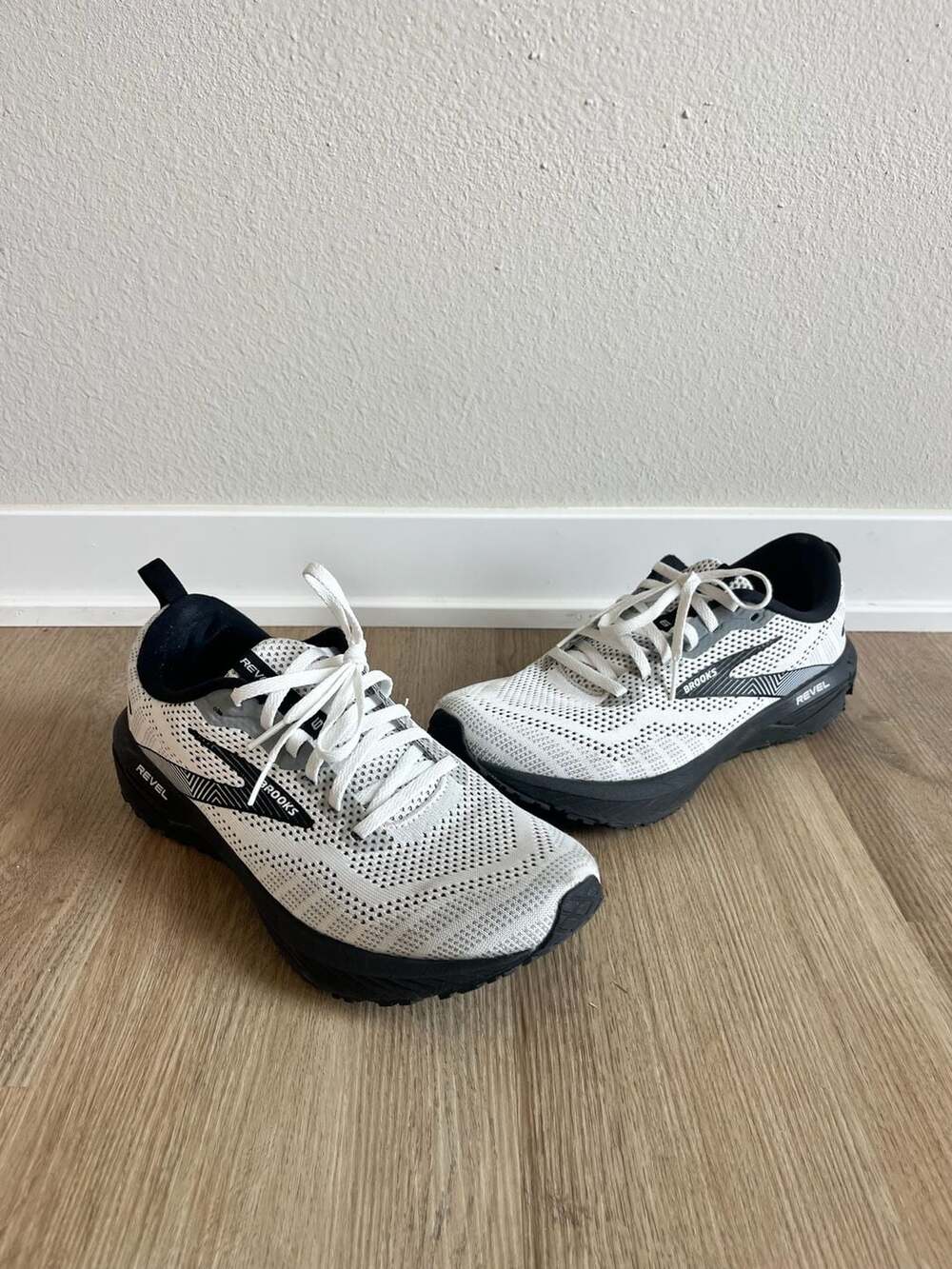 Brooks, Revel 6 Running Shoes, White/Black, Breathable Mesh, W10.5/M9